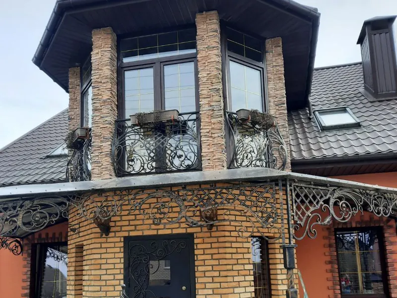 Коричневые пластиковые окна с декоративной раскладкой в эркере частного дома