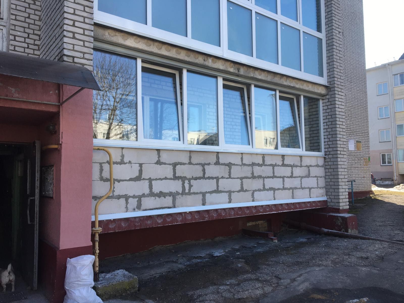 Остекление лоджии на первом этаже, откидные створки